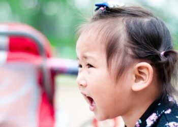 2 hành vi này của cha mẹ sẽ khơi dậy tính ghen tị của trẻ