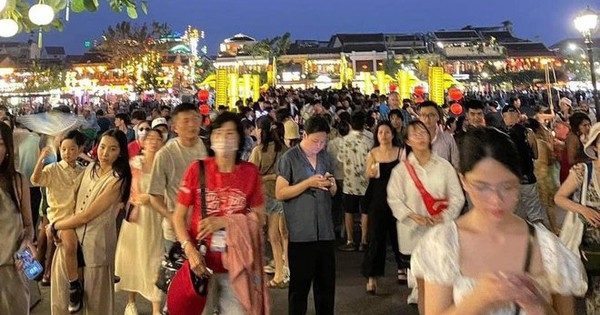 Hội An nắng nóng gần 40 độ C: Khách du lịch vẫn đông nghịt từ phố cổ ra đến biển khơi, check-in tầm này không dính người thì đúng là cao thủ!