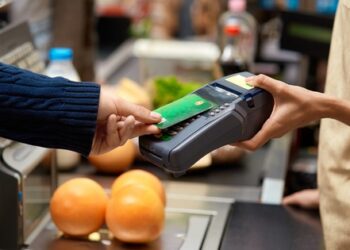 Quẹt thẻ ngân hàng thanh toán phải cấm nhân viên siêu thị làm điều này: Rất nhiều người đã bị lừa hết tiền