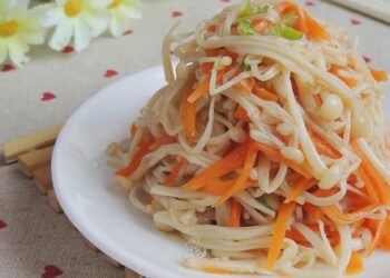Món trộn dễ làm chỉ mất 5 phút là xong, ăn giòn mát, rất thích hợp vào tiết trời nắng nóng
