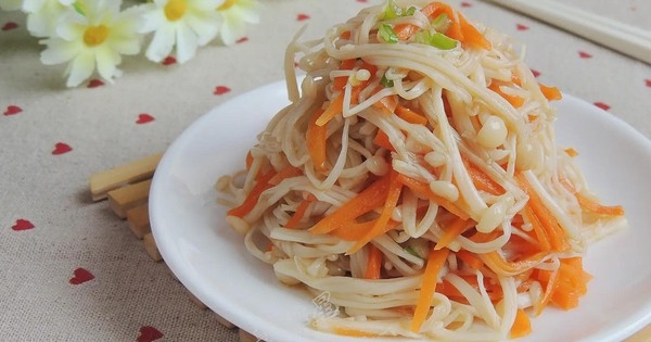 Món trộn dễ làm chỉ mất 5 phút là xong, ăn giòn mát, rất thích hợp vào tiết trời nắng nóng