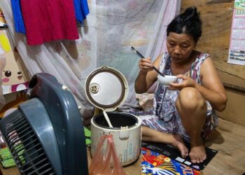 Bữa cơm khốn khó thời vật giá leo thang ở xóm trọ nghèo giữa Hà Nội