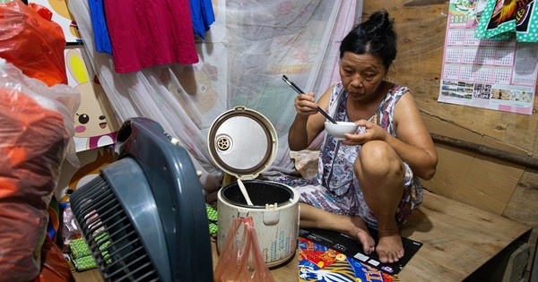 Bữa cơm khốn khó thời vật giá leo thang ở xóm trọ nghèo giữa Hà Nội