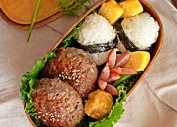 Cuối tuần làm món cơm nắm bò viên ngon đẹp hấp dẫn