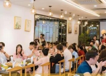 Đi ăn nhà hàng mang theo rượu bia rồi “bóc phốt” vì bị tính phí, thanh niên nhận phản ứng bất ngờ từ dân mạng đến nỗi phải xóa bài