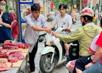 Hà Nội đắt đỏ, người lao động chắt bóp từng đồng vẫn ‘thiếu trước, hụt sau’