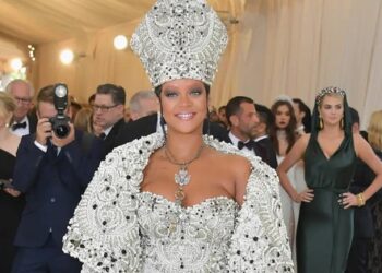 Những bộ cánh ấn tượng, phá vỡ mọi quy chuẩn của Rihanna qua các mùa Met Gala