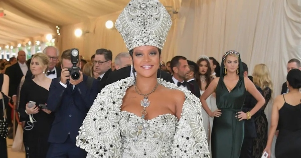 Những bộ cánh ấn tượng, phá vỡ mọi quy chuẩn của Rihanna qua các mùa Met Gala