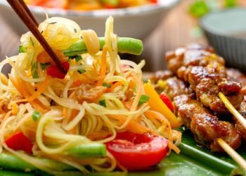 Bữa cơm mùa hè có món gỏi đu đủ kiểu Thái giòn ngon mát lành