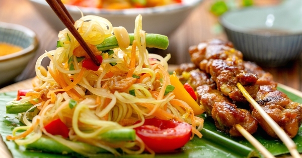 Bữa cơm mùa hè có món gỏi đu đủ kiểu Thái giòn ngon mát lành