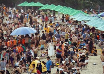 Biển Cát Bà ken đặc người, thở không nổi nói gì tắm