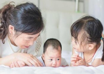 Khi gia đình có em bé thứ 2, con lớn ngủ với ai là tốt nhất?