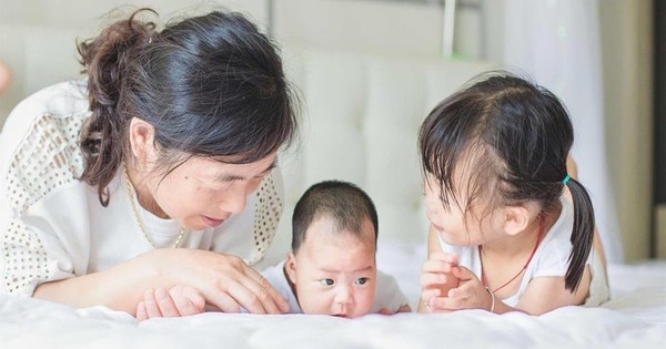 Khi gia đình có em bé thứ 2, con lớn ngủ với ai là tốt nhất?