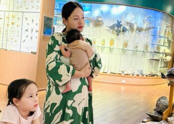 Nữ diễn viên VTV được hội mẹ bỉm khen hết lời vì chịu khó bế ẵm, ôm ấp con, ít khi dùng xe đẩy