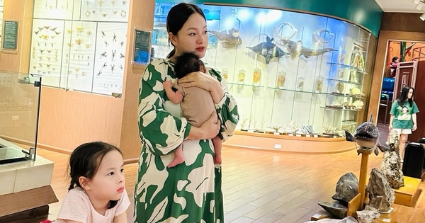 Nữ diễn viên VTV được hội mẹ bỉm khen hết lời vì chịu khó bế ẵm, ôm ấp con, ít khi dùng xe đẩy