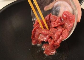 Xào thịt bò chớ để dầu sôi mới đổ vào: Làm một bước ngay từ công đoạn ướp, đảm bảo thịt ngon, không dai