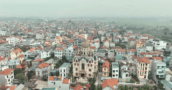 Ở một huyện ngoại thành Hà Nội, bước chân ra đường là thấy lâu đài, biệt phủ