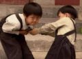 Trẻ “ở nhà là báo con, ra đường là mèo con” có thể do cha mẹ mắc 3 sai lầm này khi dạy con