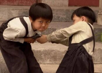 Trẻ “ở nhà là báo con, ra đường là mèo con” có thể do cha mẹ mắc 3 sai lầm này khi dạy con