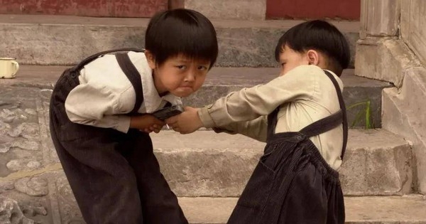 Trẻ “ở nhà là báo con, ra đường là mèo con” có thể do cha mẹ mắc 3 sai lầm này khi dạy con