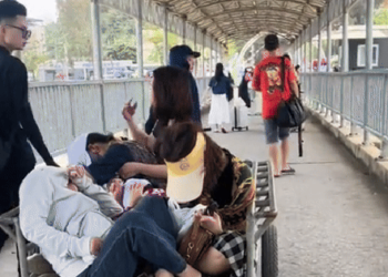 Cảnh say sóng “dở khóc dở cười” của du khách: Không bước đi nổi, phải ngồi lên xe để người khác… kéo