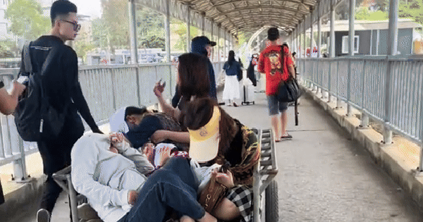 Cảnh say sóng “dở khóc dở cười” của du khách: Không bước đi nổi, phải ngồi lên xe để người khác… kéo