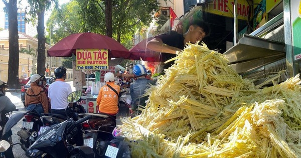 Bán 800 ly nước mía/ngày, bã mía chất cao như đống rơm: Các hàng nước giải khát ở TP.HCM “hốt bạc” giữa mùa nóng