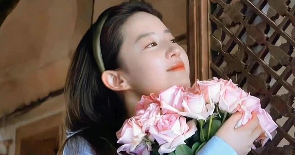 Lưu Diệc Phi lại “gây bão” với trang phục dạo phố