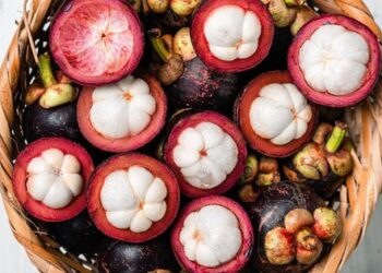 Bí quyết bóc vỏ măng cụt “nhanh như chớp” không cần dùng dao