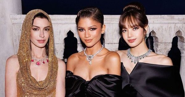 Trước thềm Met Gala, khoảnh khắc Lisa (BLACKPINK) chung khung hình cùng các “chiến thần thảm đỏ” được netizen đào lại