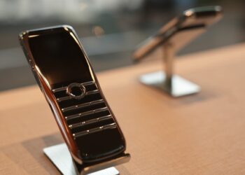 XOR Elite Gold điện thoại sử dụng vật liệu hàng không vũ trụ đắt giá tại Việt Nam