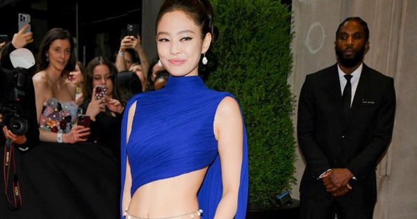 Jennie thực sự đến Met Gala 2024, mặc rất cháy nhưng bị chê sai dresscode và bị Getty Images “hại”