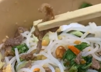 Xôn xao bát bún trộn bò 45k “không dành cho người cận thị”, căng mắt mới mò ra được miếng thịt vụn bé tí: Dân mạng tranh cãi