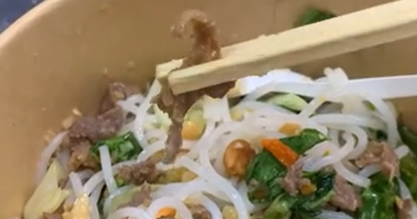 Xôn xao bát bún trộn bò 45k “không dành cho người cận thị”, căng mắt mới mò ra được miếng thịt vụn bé tí: Dân mạng tranh cãi
