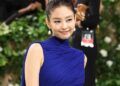 Jennie vất vả vì Met Gala lắm đấy: Mặt mộc tóc rối đi fitting, bơ phờ ăn vội cơm cuộn sau hậu trường