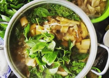 Cuối tuần làm món lẩu gà lá é thơm ngon, đậm vị