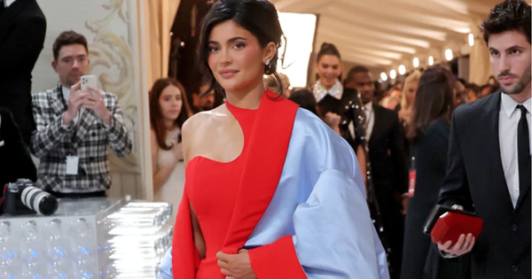 Hội chị em Kardashian – Jenner luôn tích cực chặt chém tại “Oscar thời trang”, ai là người có gu nhất?