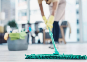 Mẹo lau sàn bị dính dầu mỡ