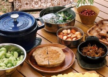 Gia đình nhỏ thưởng thức bữa cơm mùa hè trong chuyến picnic, vừa ăn vừa nghe chim hót, suối chảy róc rách, “chill” kì lạ