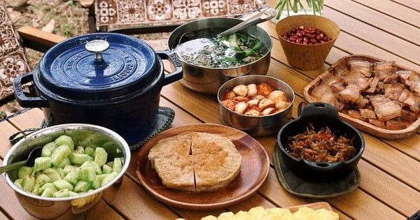 Gia đình nhỏ thưởng thức bữa cơm mùa hè trong chuyến picnic, vừa ăn vừa nghe chim hót, suối chảy róc rách, “chill” kì lạ