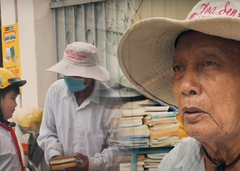 Cụ ông gần 90 tuổi đội mưa bán sách cũ ở vỉa hè Sài Gòn: “Lần nào thấy người trẻ đến mua sách là tôi vui lắm”
