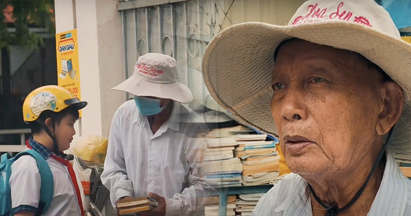 Cụ ông gần 90 tuổi đội mưa bán sách cũ ở vỉa hè Sài Gòn: “Lần nào thấy người trẻ đến mua sách là tôi vui lắm”