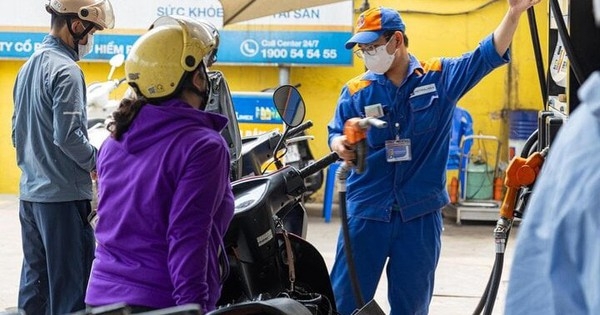 Giá xăng giảm mạnh gần 1.500 đồng/lít