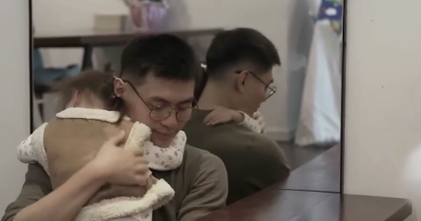 Pam tủi thân lặng lẽ úp mặt vào ghế khóc mà không quấy ba, cách xử lý của ba Long được khen “điểm 10”