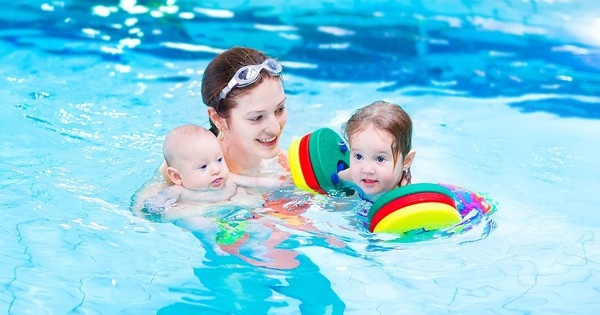 Cách giúp trẻ xua tan nỗi sợ xuống nước