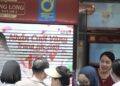 Giá vàng điên cuồng: Mua bán khổ như thời bao cấp, có người bế con nhỏ xếp hàng cả trưa