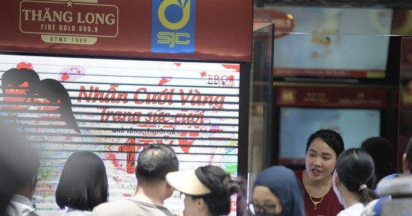 Giá vàng điên cuồng: Mua bán khổ như thời bao cấp, có người bế con nhỏ xếp hàng cả trưa
