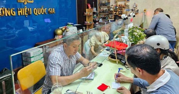 Giá vàng SJC tăng phi mã: Muốn mua vàng phải chờ!