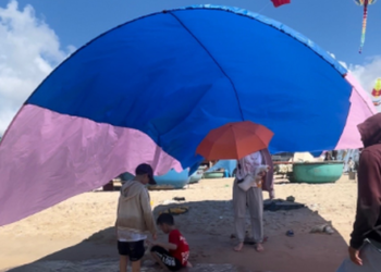 Trời nóng “ngất người” vẫn muốn đưa con đi “chill”: Mẹ bỉm sáng tạo LỀU BAY giúp cơn ác mộng tắm biển trưa tan biến