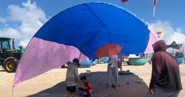 Trời nóng “ngất người” vẫn muốn đưa con đi “chill”: Mẹ bỉm sáng tạo LỀU BAY giúp cơn ác mộng tắm biển trưa tan biến